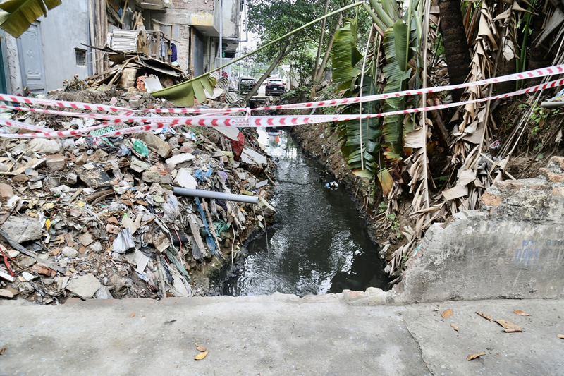 Hàng loạt mương thoát nước lộ thiên bốc mùi hôi thối tại Hà Nội