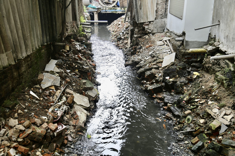Hàng loạt mương thoát nước lộ thiên bốc mùi hôi thối tại Hà Nội