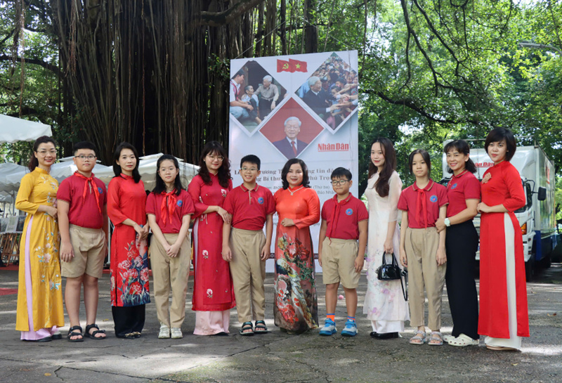 Triển lãm ảnh “Tổng Bí thư Nguyễn Phú Trọng” là “điểm đến” đặc biệt của giáo viên, học sinh