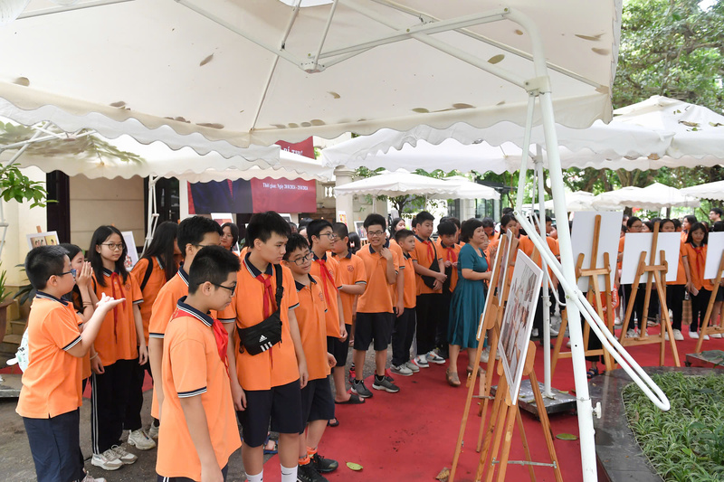 Triển lãm ảnh “Tổng Bí thư Nguyễn Phú Trọng” là “điểm đến” đặc biệt của giáo viên, học sinh