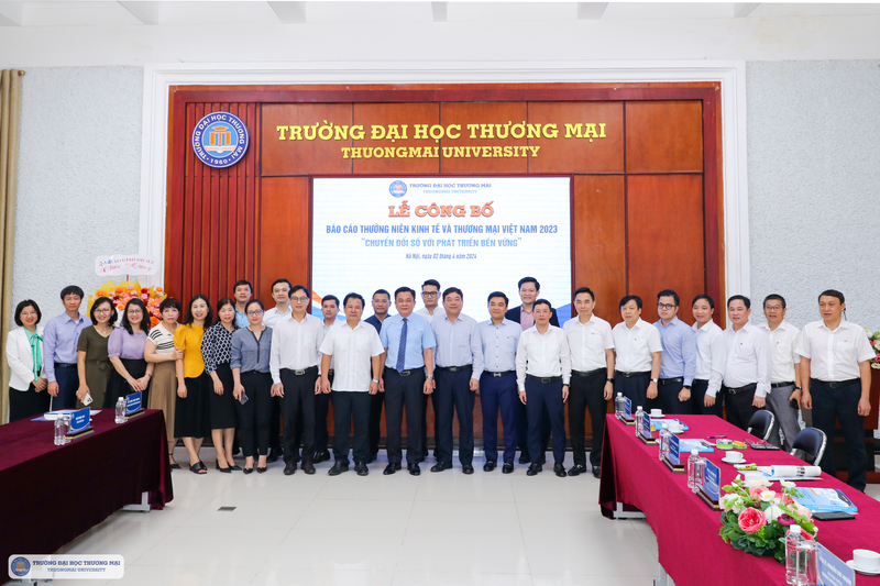 Các nhà khoa học, chuyên gia kinh tế, báo chí tham dự Công bố báo chí Báo cáo thường niên Kinh tế và Thương mại Việt Nam 2023 tại trường ĐH Thương Mại