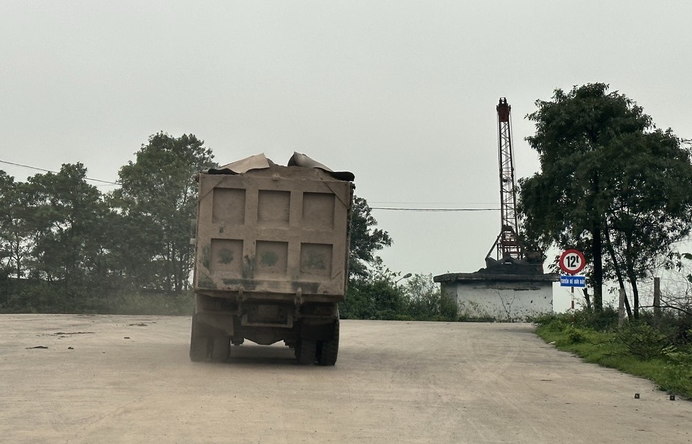 Ninh Bình: Xe chở than, VLXD gây ô nhiễm môi trường đe dọa an toàn giao thông