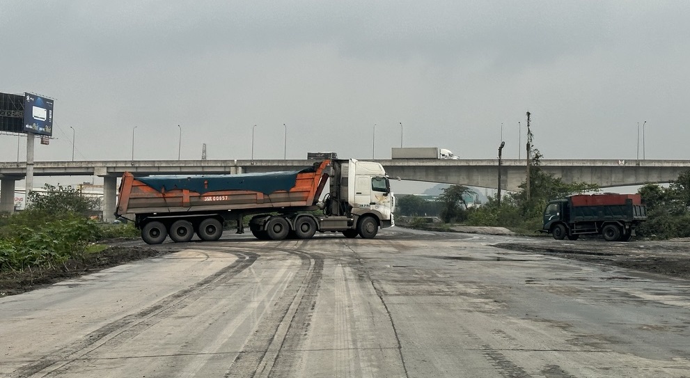 Ninh Bình: Xe chở than, VLXD gây ô nhiễm môi trường đe dọa an toàn giao thông