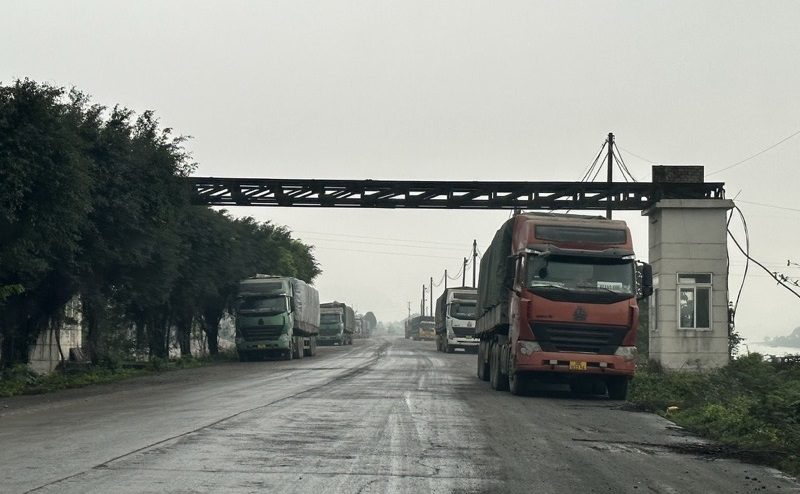 Ninh Bình: Xe chở than, VLXD gây ô nhiễm môi trường đe dọa an toàn giao thông
