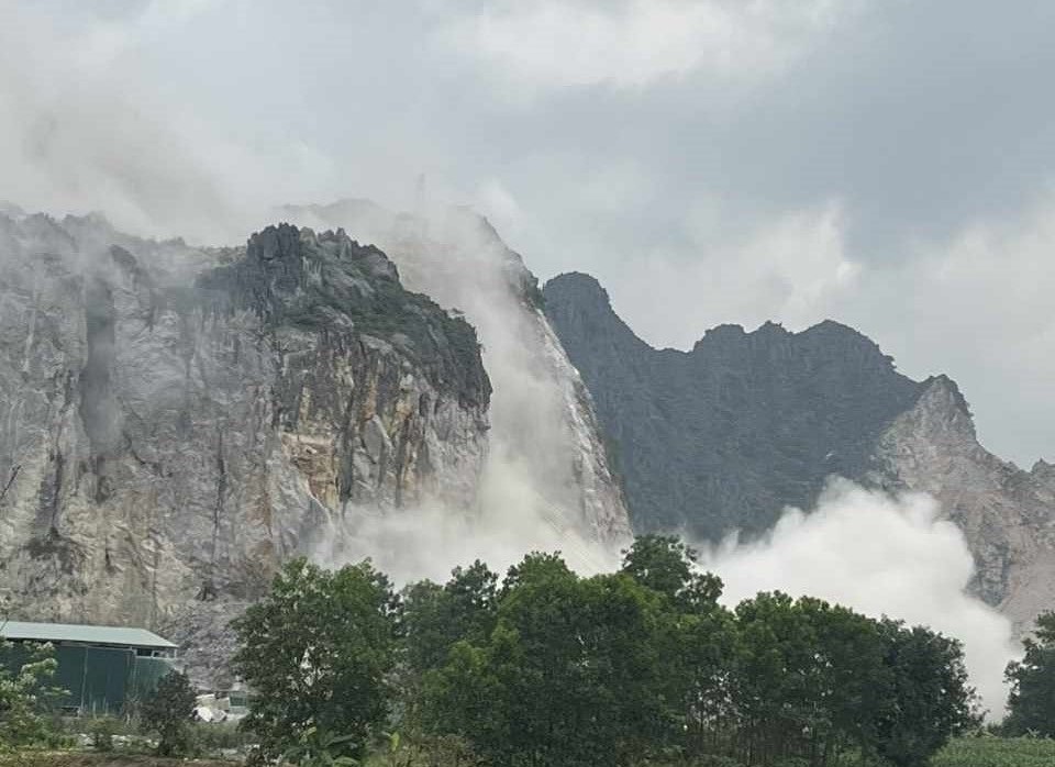 Thanh Hóa: Tạm dừng mọi hoạt động mỏ đá nổ mìn làm thủng mái nhà dân