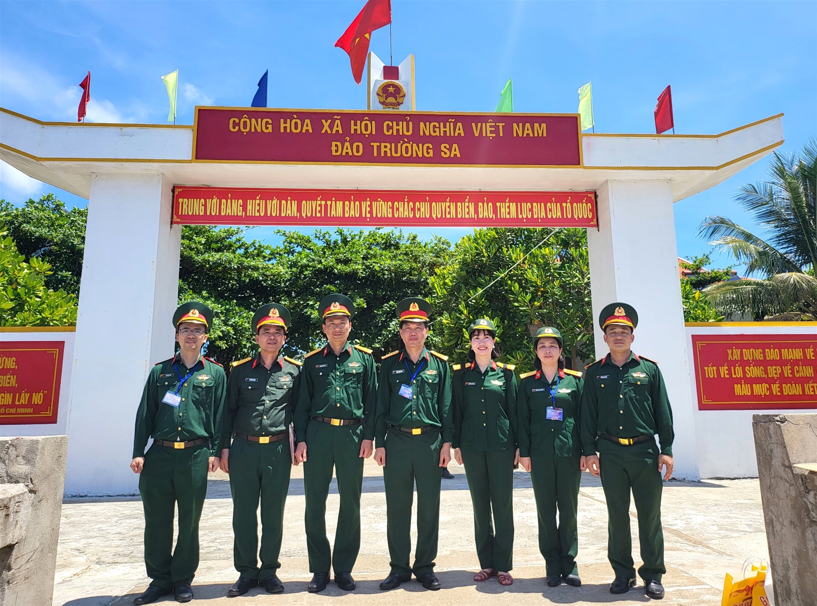 Đoàn công tác số 23 thăm, động viên cán bộ chiến sĩ đảo đá Đông A