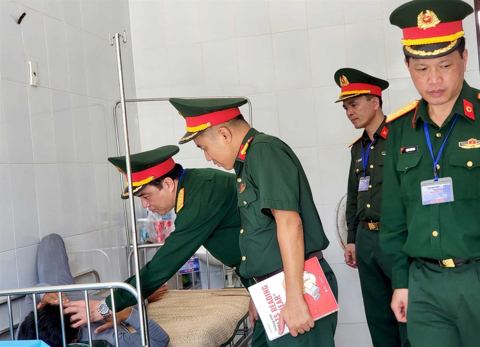Đoàn công tác số 23 thăm, động viên cán bộ chiến sĩ đảo đá Đông A