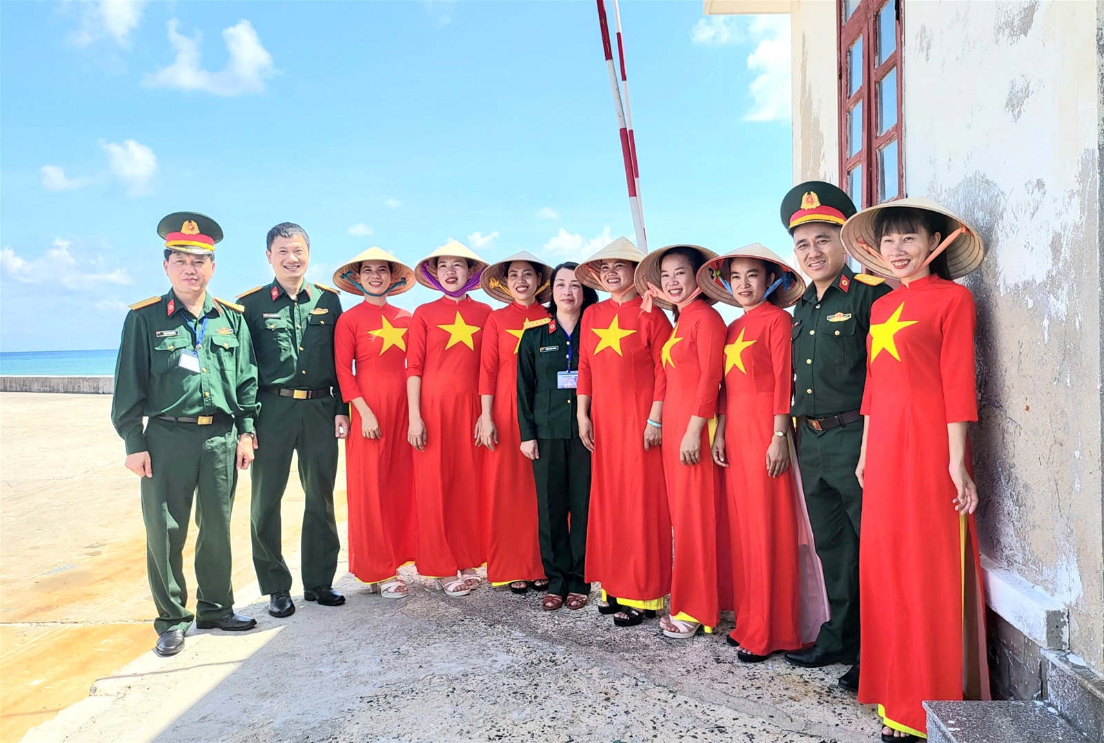 Đoàn công tác số 23 thăm, động viên cán bộ chiến sĩ đảo đá Đông A