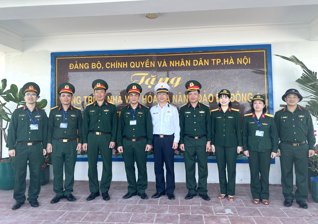 Đoàn công tác số 23 thăm, động viên cán bộ chiến sĩ đảo đá Đông A
