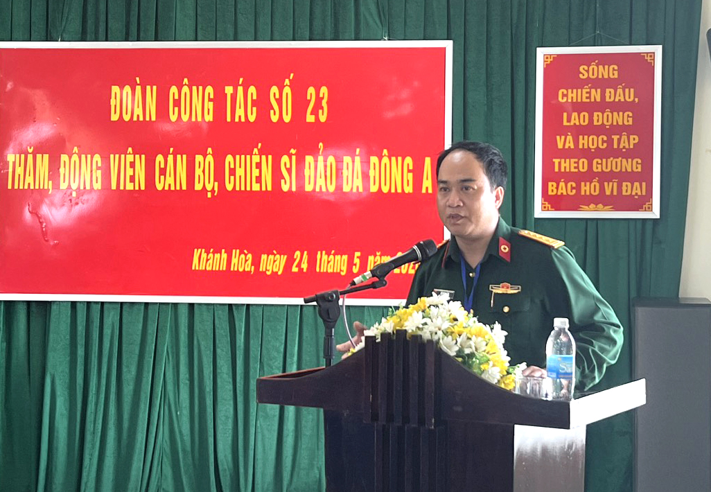 Đoàn công tác số 23 thăm, động viên cán bộ chiến sĩ đảo đá Đông A