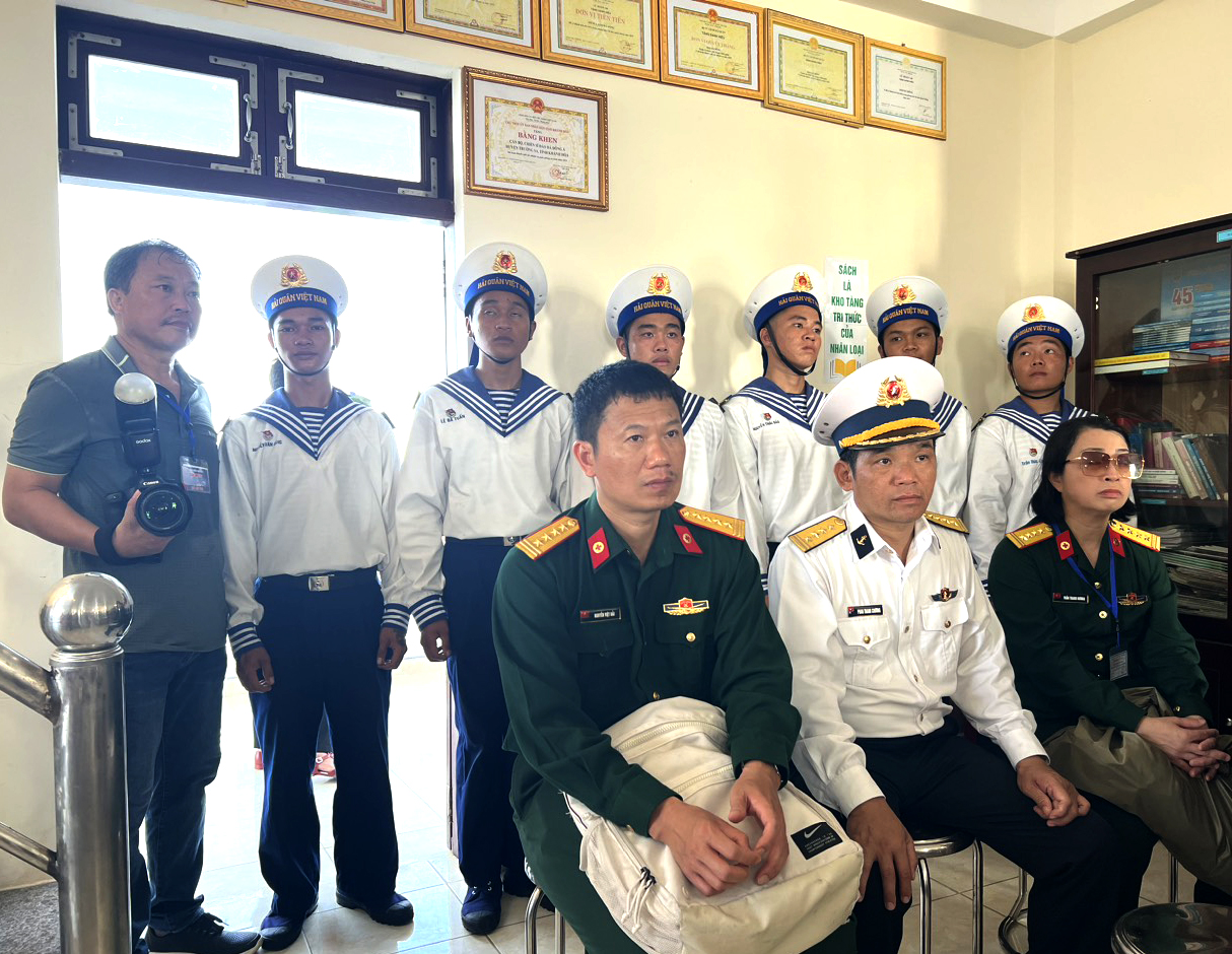 Đoàn công tác số 23 thăm, động viên cán bộ chiến sĩ đảo đá Đông A