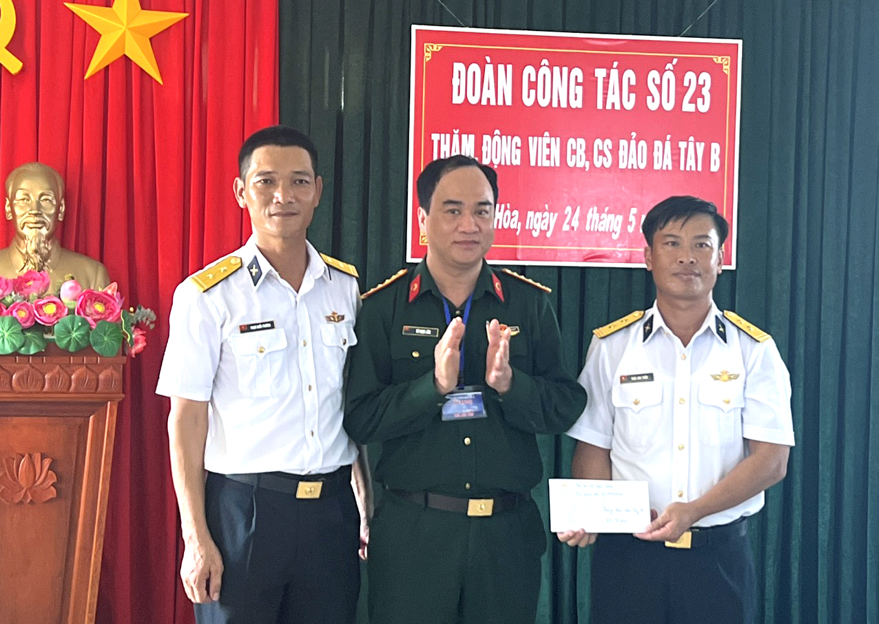 Đoàn công tác số 23 thăm, động viên cán bộ chiến sĩ đảo đá Đông A