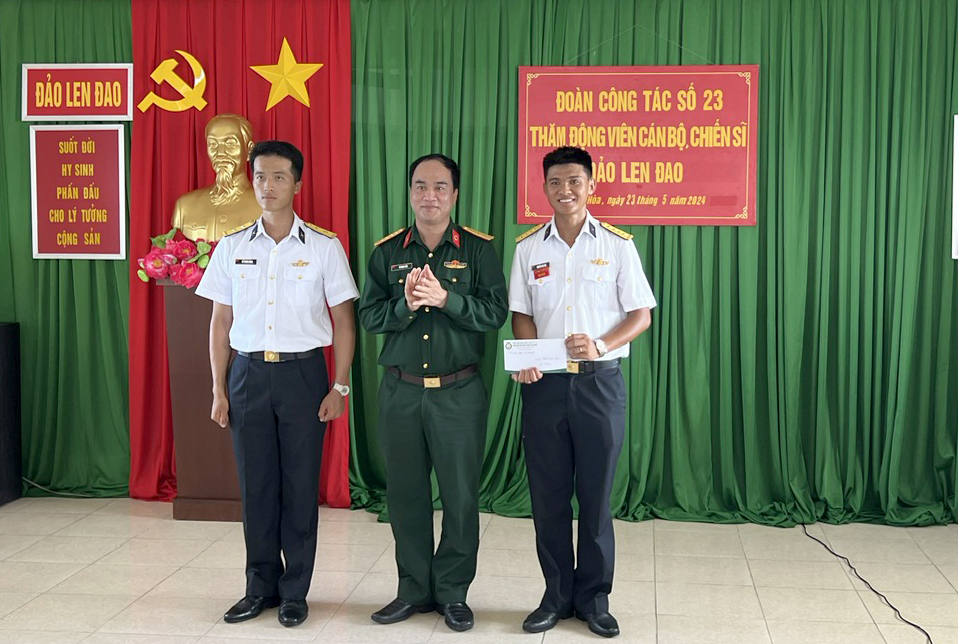 Đoàn công tác của Bệnh viện Trung ương Quân đội 108 thăm đảo Trường Sa