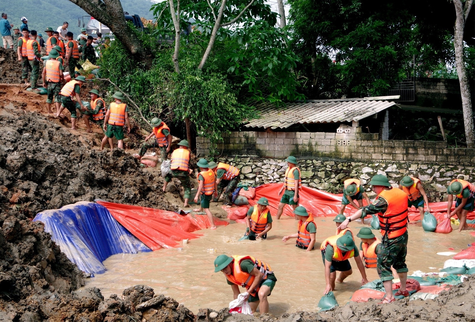 Thanh Hóa: Hàng trăm người xuyên đêm khắc phục sự cố rỉ nước đê sông Mã