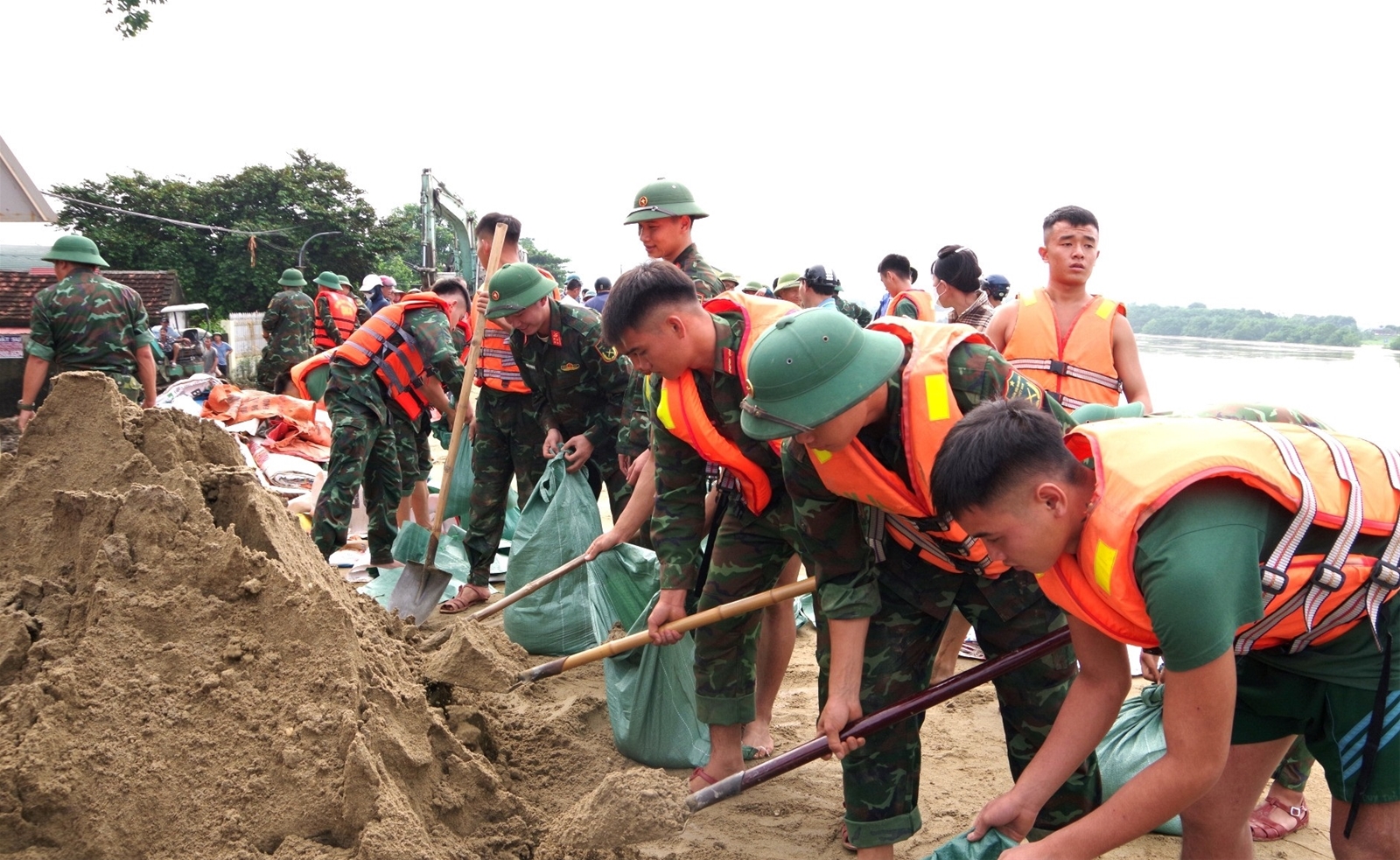 Thanh Hóa: Hàng trăm người xuyên đêm khắc phục sự cố rỉ nước đê sông Mã