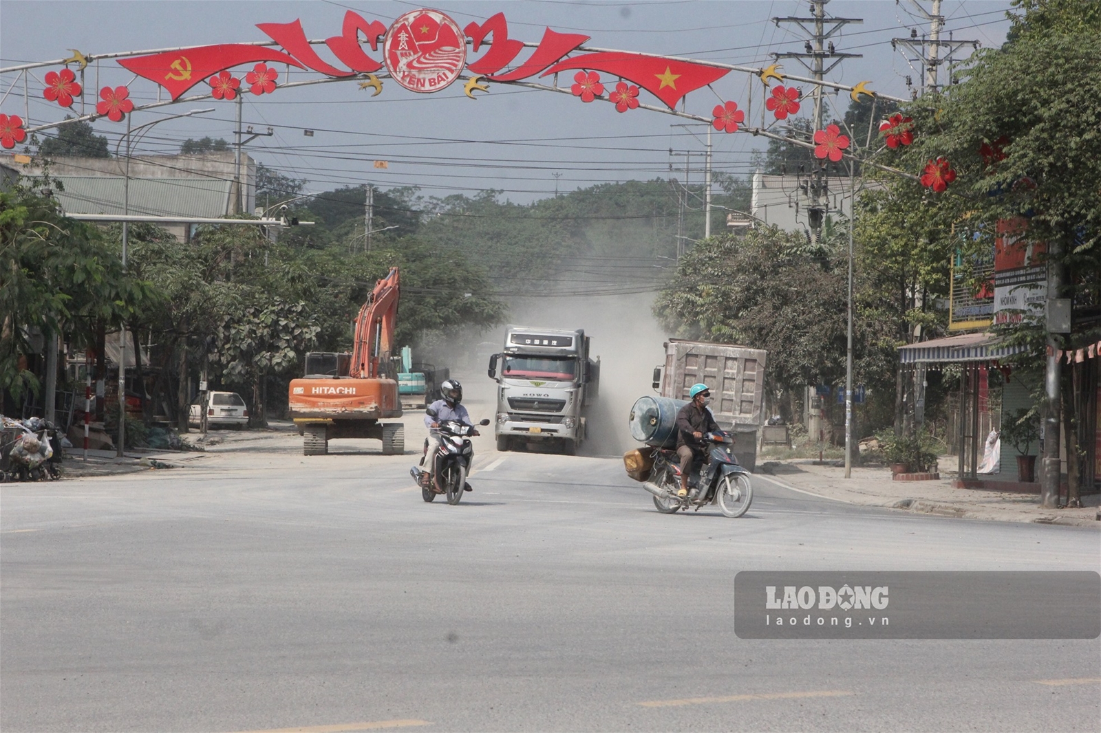 Yên Bái: Bụi phủ trắng thị trấn Yên Bình vì xe trọng tải lớn tung hoành
