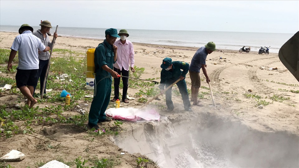 Tiến hành thu dọn hàng triệu vỏ ngao chết trôi vào bờ biển Thanh Hóa