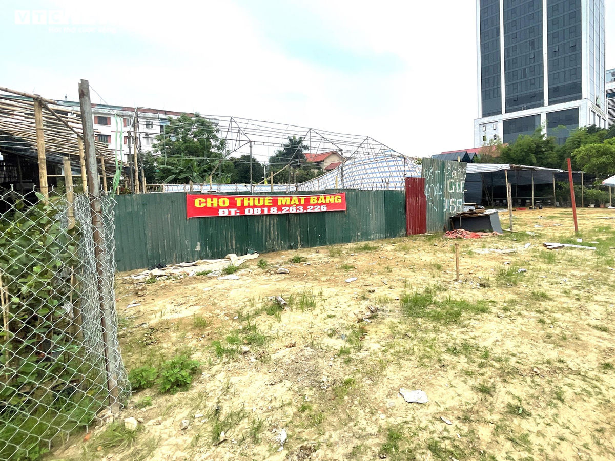 Dự án Khu dịch vụ thương mại, văn phòng cho thuê, nhà ở chung cư cao tầng trên Đại lộ Lênin do Tổng Công ty hợp tác kinh tế Việt - Lào làm chủ đầu tư hiện vẫn bỏ hoang.