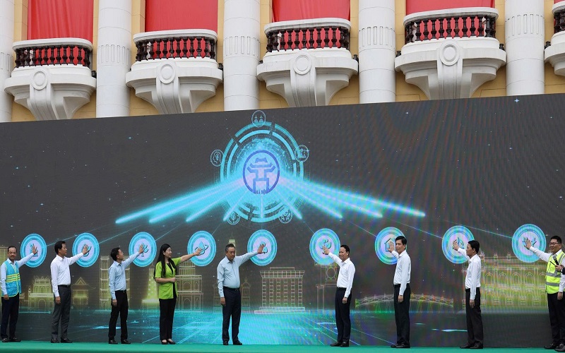 Hà Nội: Ra quân vận hành phương tiện, thiết bị vệ sinh môi trường hiện đại