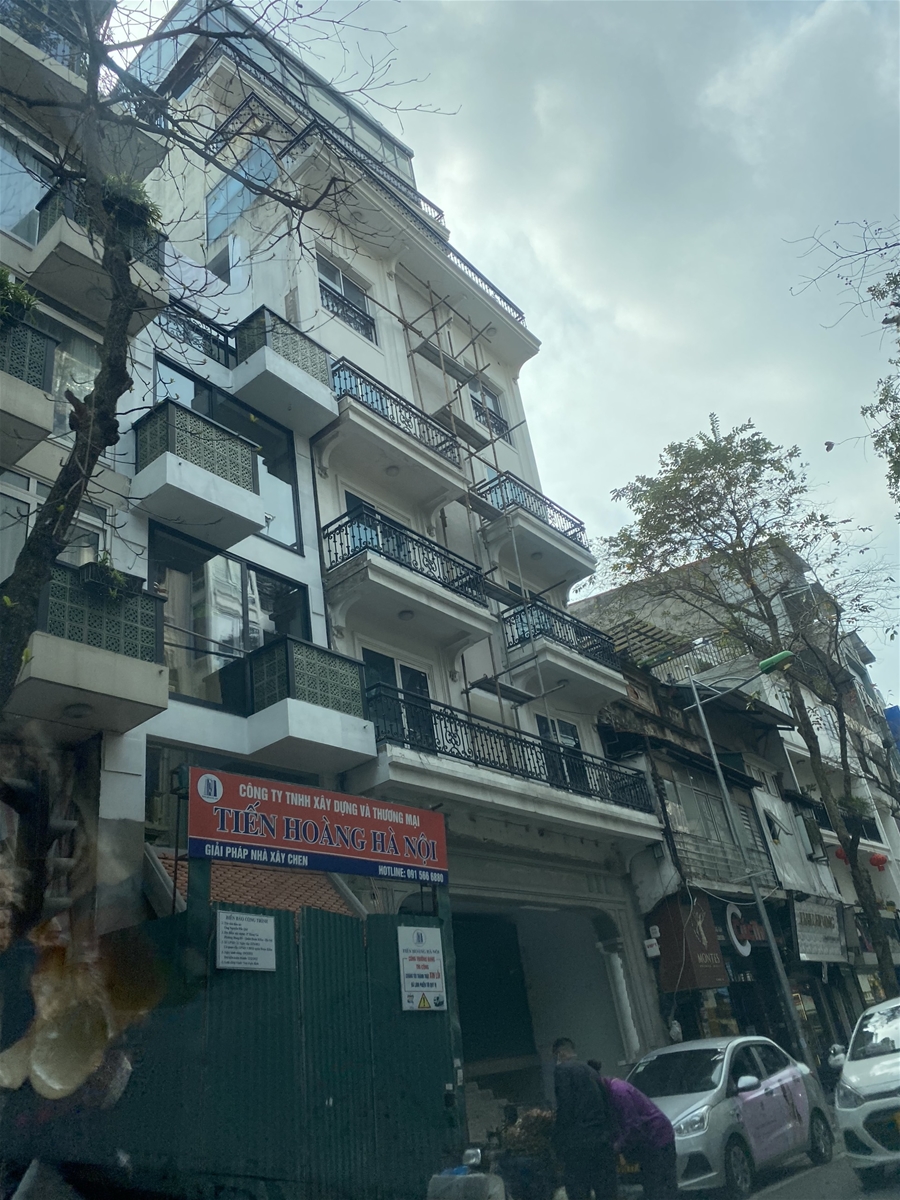 Ngay tại khu vực sát bờ Hồ và UBND phường Hàng Gai nhưng công trình đang thi công tại số 41- 43 phố Hàng Bông đã xây dựng xong phần thô với chiều cao lên đến 8 tầng, 1 tum, mật độ xây dựng gần 100%