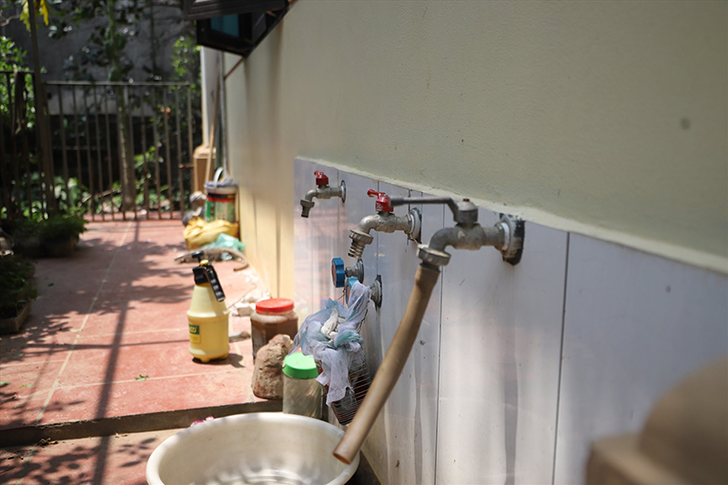 Người dân Hà Nội khốn khổ vì thiếu nước sạch giữa trời nắng nóng như đổ lửa