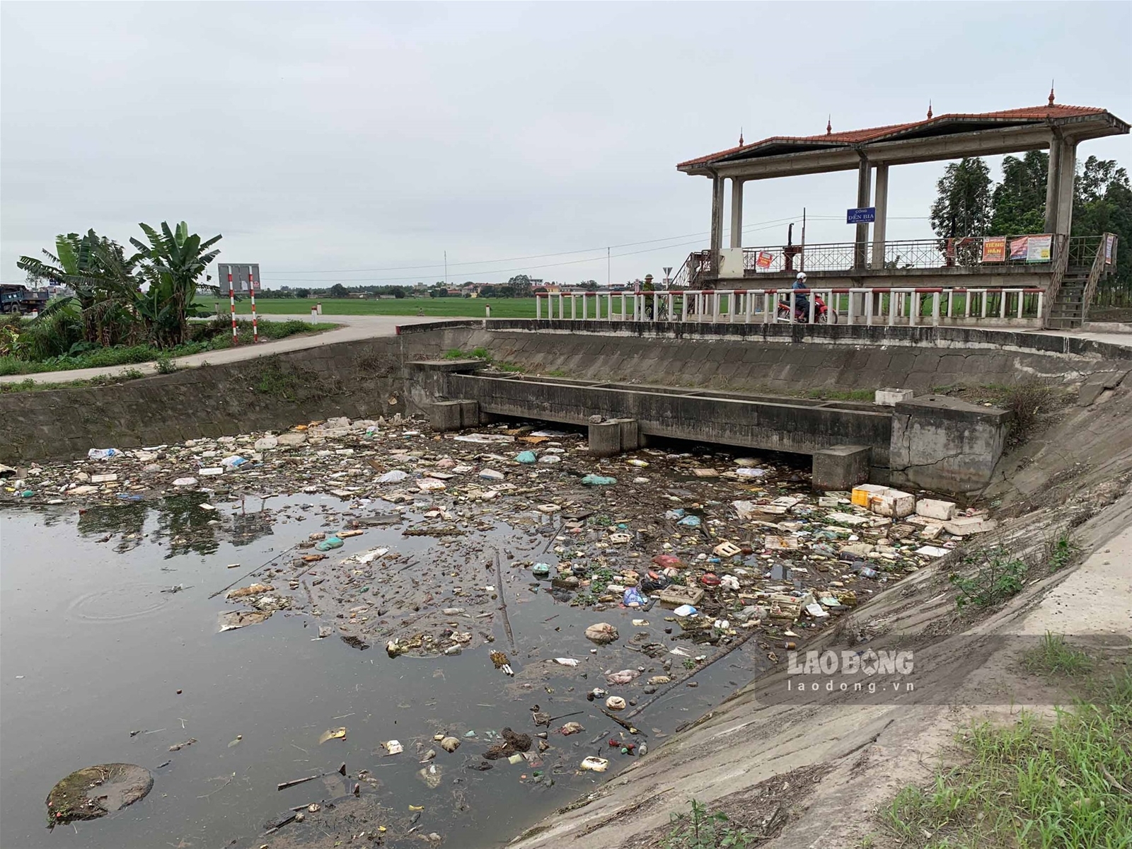 Hải Dương: Dòng kênh đen sì, đầy rác 