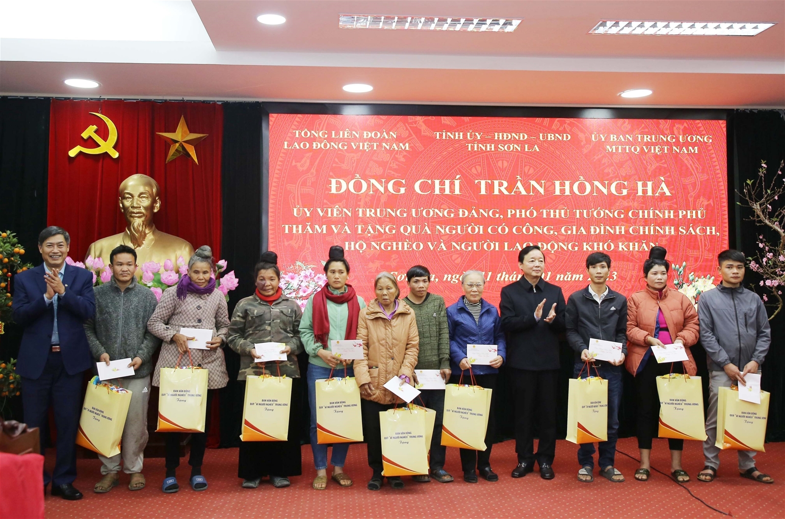 Phó Thủ tướng Trần Hồng Hà và Bí thư Tỉnh ủy Sơn La Nguyễn Hữu Đông trao quà Tết tặng các gia đình có công với cách mạng, gia đình chính sách, hộ nghèo.