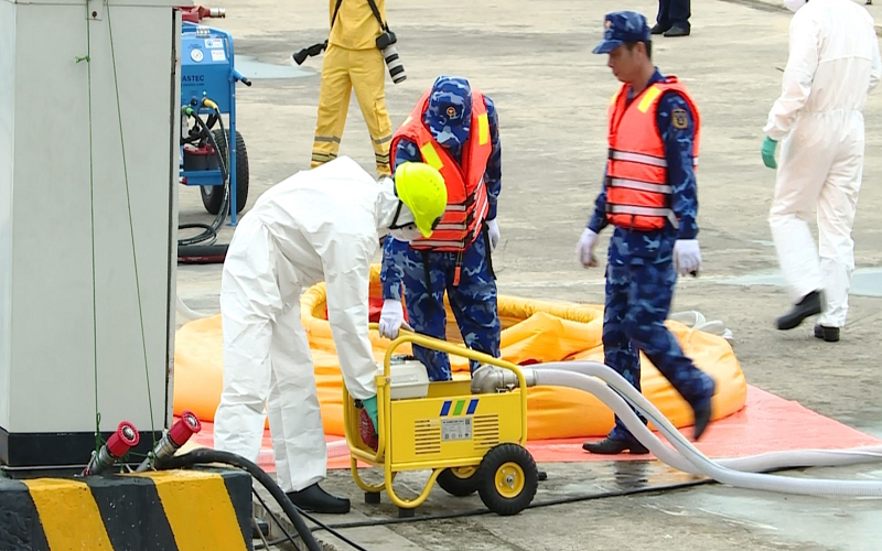 Diễn tập thực binh ứng cứu sự cố tràn dầu và tìm kiếm cứu nạn tại Hải Phòng