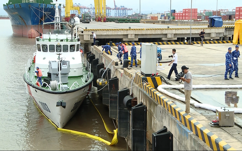 Diễn tập thực binh ứng cứu sự cố tràn dầu và tìm kiếm cứu nạn tại Hải Phòng
