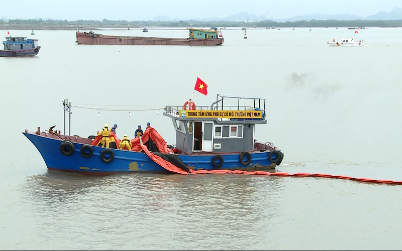Diễn tập thực binh ứng cứu sự cố tràn dầu và tìm kiếm cứu nạn tại Hải Phòng