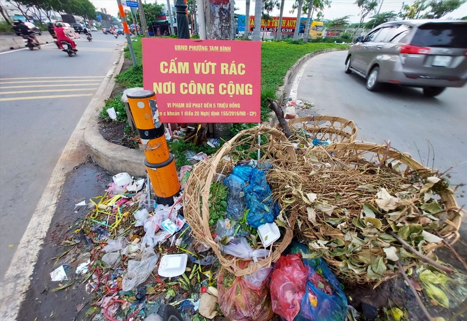 Rác thải bịt kín miệng cống thoát nước ở TPHCM