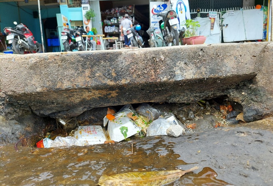 Rác thải bịt kín miệng cống thoát nước ở TPHCM