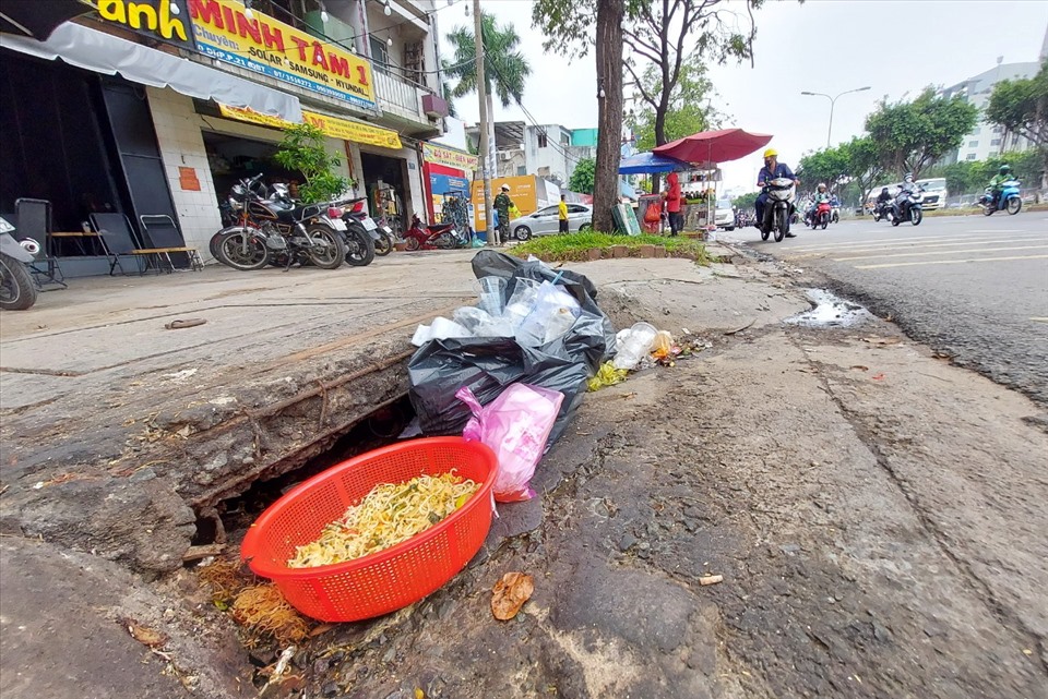 Rác thải bịt kín miệng cống thoát nước ở TPHCM