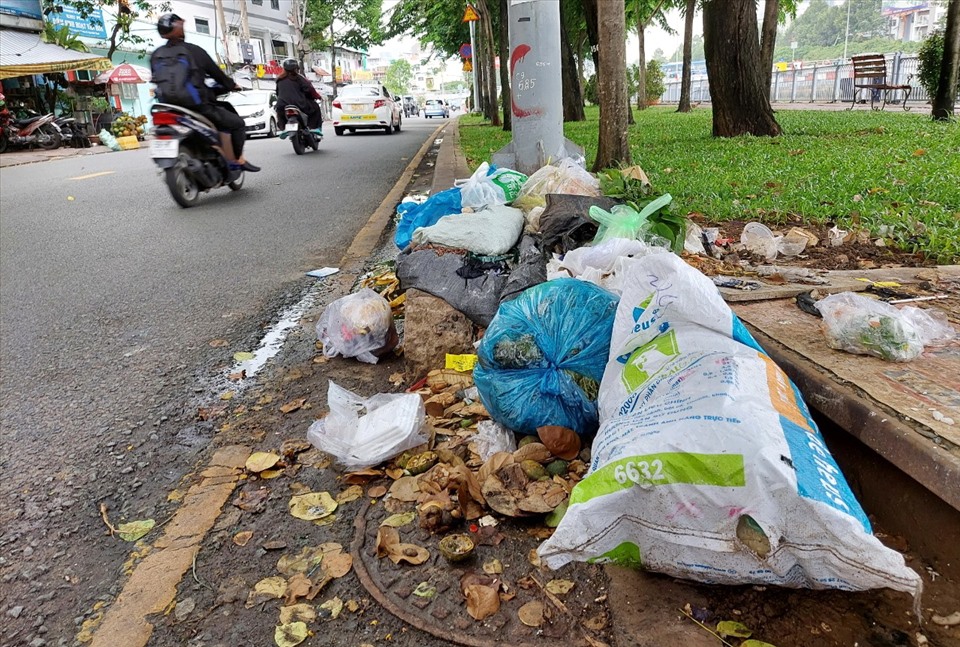 Rác thải bịt kín miệng cống thoát nước ở TPHCM