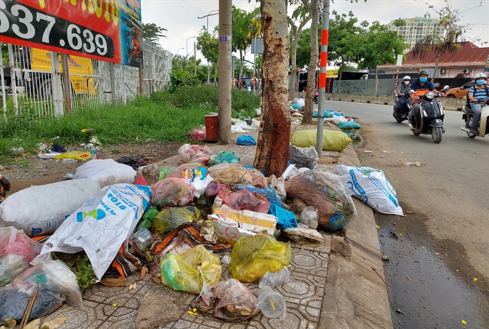 Rác thải bịt kín miệng cống thoát nước ở TPHCM