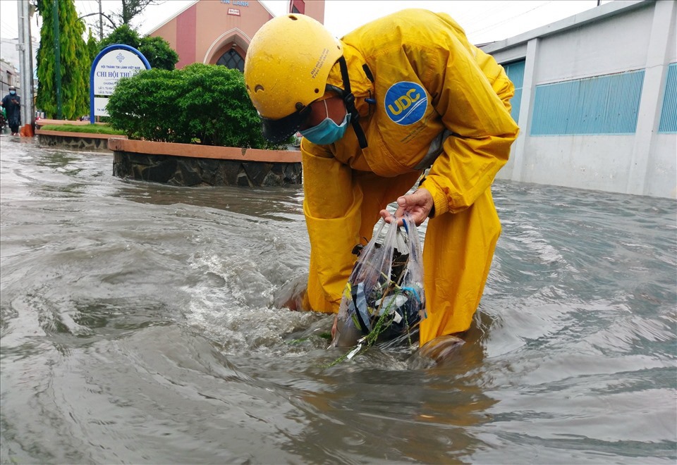 Rác thải bịt kín miệng cống thoát nước ở TPHCM