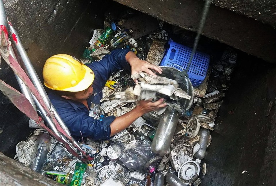 Rác thải bịt kín miệng cống thoát nước ở TPHCM