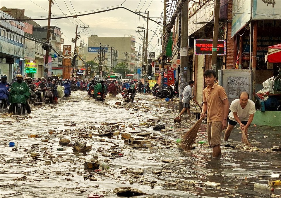 Rác la liệt trên đường, bít cống thoát nước sau trận mưa lớn ở TPHCM