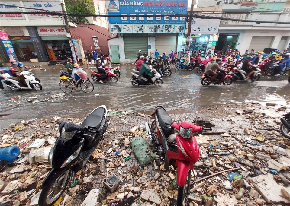 Rác la liệt trên đường, bít cống thoát nước sau trận mưa lớn ở TPHCM