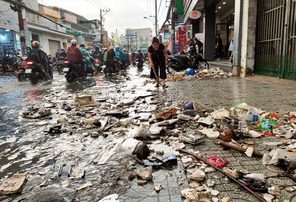 Rác la liệt trên đường, bít cống thoát nước sau trận mưa lớn ở TPHCM