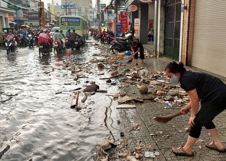 Rác la liệt trên đường, bít cống thoát nước sau trận mưa lớn ở TPHCM