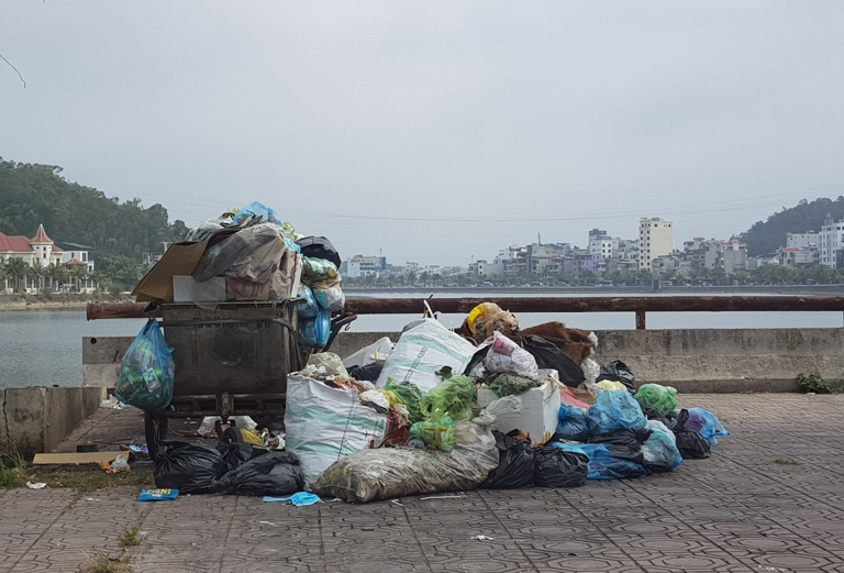 Rác thải lại chất đống, bốc mùi hôi thối tại thành phố du lịch Hạ Long