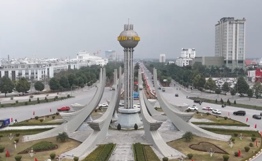 Thành phố Thanh Hóa dọn dẹp vệ sinh trang hoàng đường phố rực rỡ sắc màu đón Xuân Ất Tỵ 2025