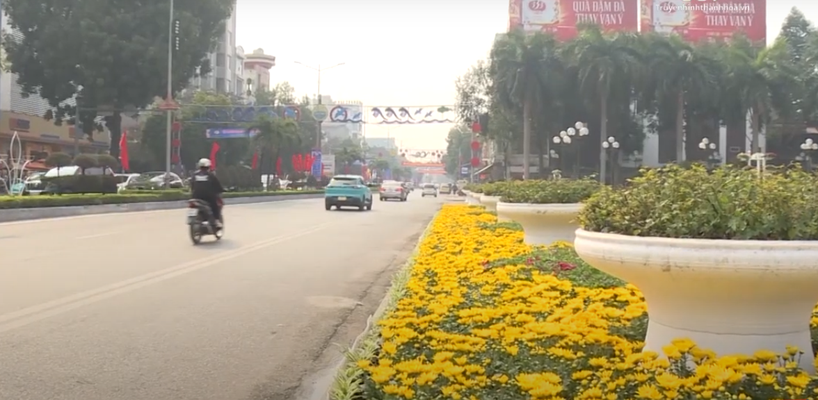 Thành phố Thanh Hóa dọn dẹp vệ sinh trang hoàng đường phố rực rỡ sắc màu đón Xuân Ất Tỵ 2025