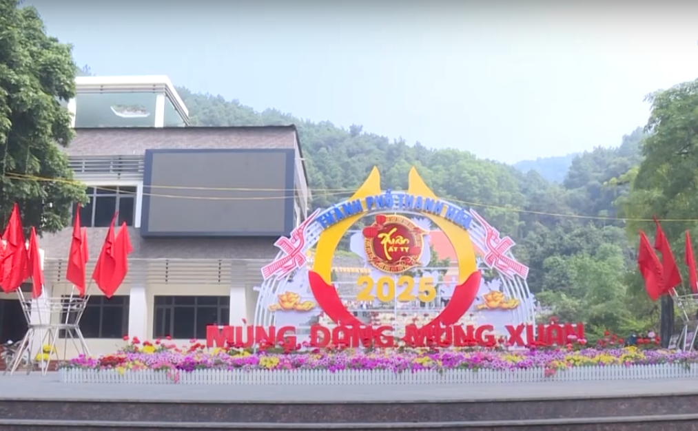 Thành phố Thanh Hóa dọn dẹp vệ sinh trang hoàng đường phố rực rỡ sắc màu đón Xuân Ất Tỵ 2025