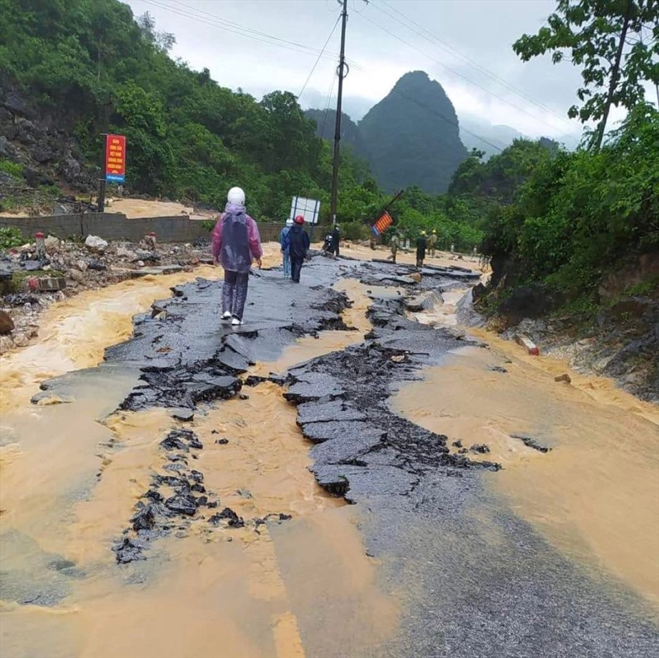 Hình ảnh mưa lớn gây ngập úng, sạt lở đất tại Lạng Sơn, Bắc Giang