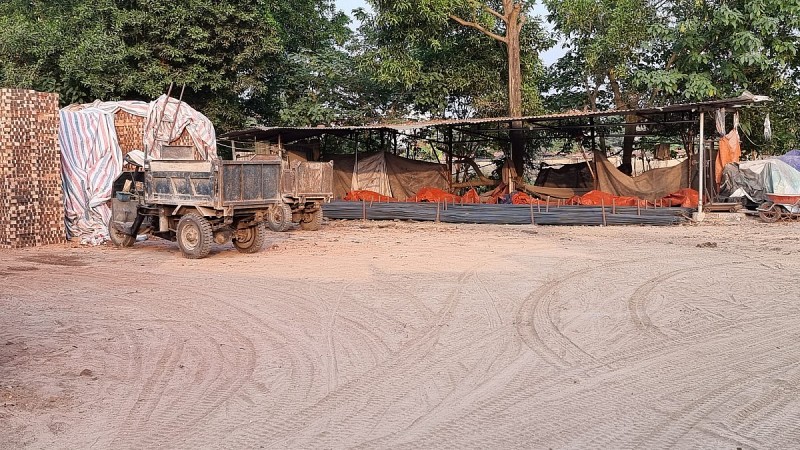 Bên trong lại là các mục đích sử dụng riêng đã tồn tại quanh khu vực hồ Yên Sở từ lâu nay