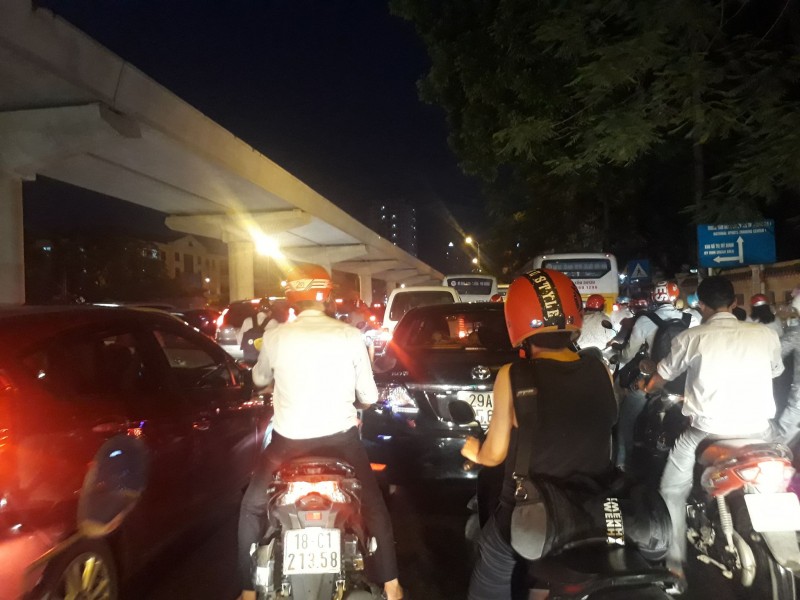 Toàn bộ trục đường Hồ Tùng Mậu đang ở mức quá tải mỗi khi Hà Nội vào giờ cao điểm đang khiến cho cư dân Golamark City bất an