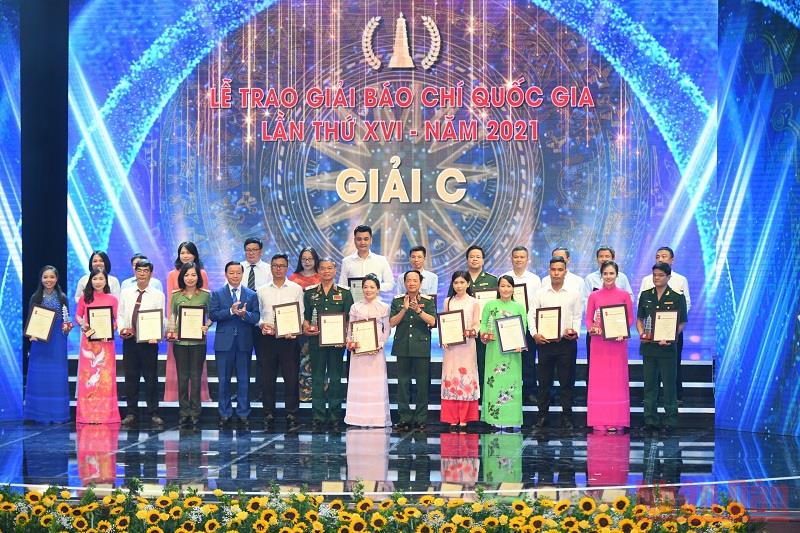 Thủ tướng dự lễ trao giải thưởng cao quý nhất của giới báo chí cả nước