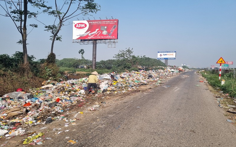 Thường Tín: Rác thải bủa vây đường gom cao tốc Pháp Vân - Cầu Giẽ đoạn qua xã Hà Hồi